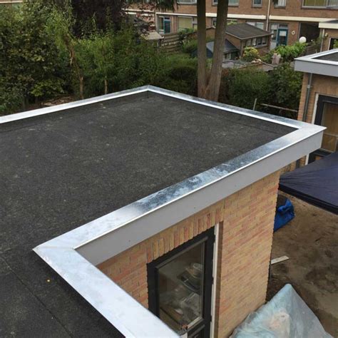 Afbeelding: voorbeelden zinken deklijsten op schutting en dakrand