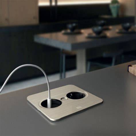Voorbeeld van een geïntegreerde USB-lader in een inbouwstopcontact
