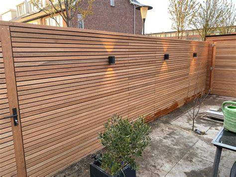Foto-voorbeelden: moderne MDF-ombouw met horizontale latten