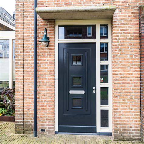 Illustratie van een voordeur in verschillende bouwstijlen: modern, klassiek en landelijk