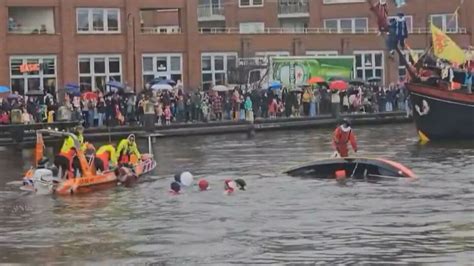 Intocht met meerdere Pieten in een grote parade