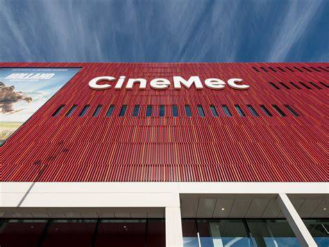 Rode façade met aluminium baguettes op CineMec Utrecht: beeld van de buitenkant