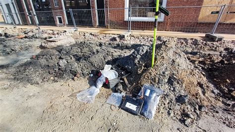 Foto: Leidingentrekker in actie tijdens renovatie