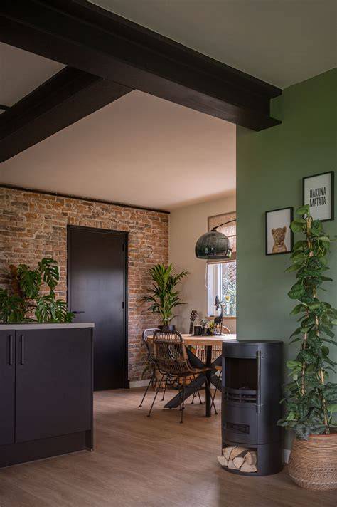 Trendbeeld: zwarte railrails in modern interieur