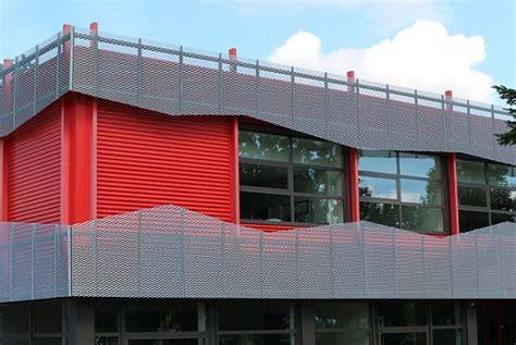 Strekmetaal in gevelbekleding: open structuur en modulaire patronen