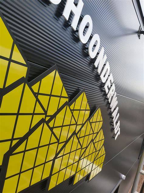 Geselecteerde voorbeelden van gevelreclame en strekmetaal in praktijk