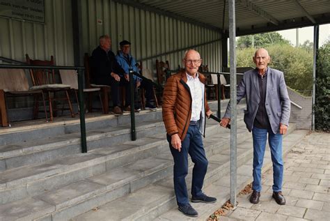Foto van Wim Kanters in gesprek op locatie bij een tuin- of bouwproject