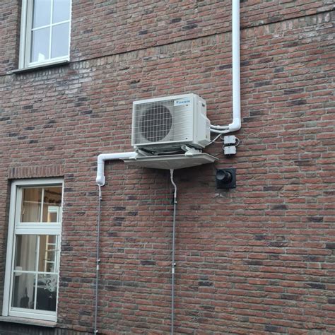 Diagram: Schematisch overzicht van een galerijflat met buitenunit en binnenventilatiekanalen