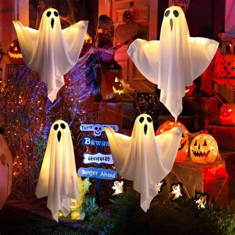 Halloween decoraties met spookverlichting en rook