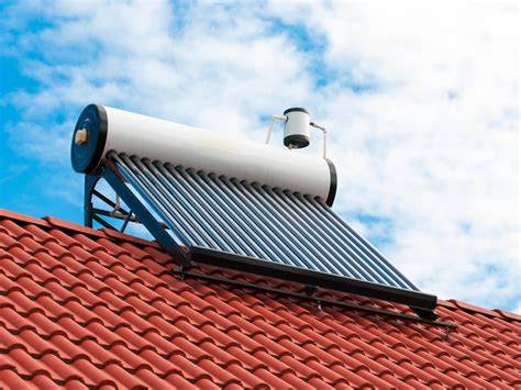 Foto van zonnepanelen en zonneboiler op dak