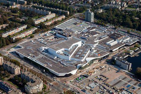 3D render van Central Plaza en eetplein in Westfield Mall of the Netherlands