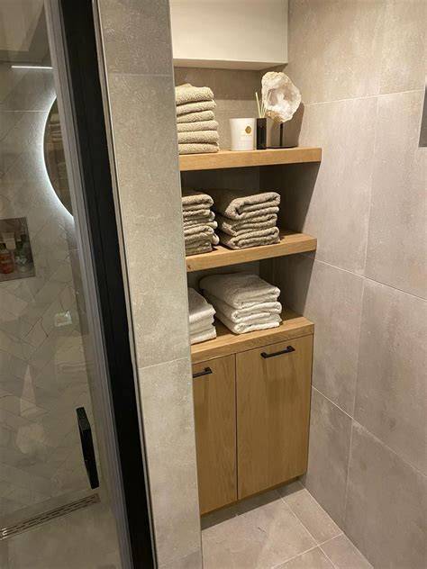 open kast in ruime badkamer als verbindend element