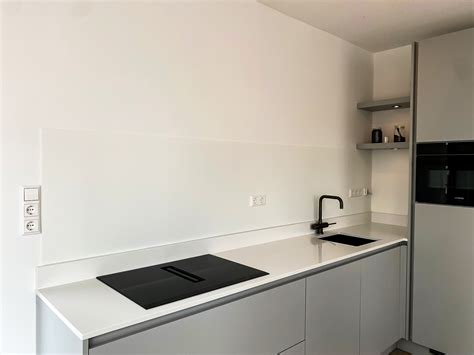 Moderne keuken met aluminium afdekprofielen voor een strakke afwerking