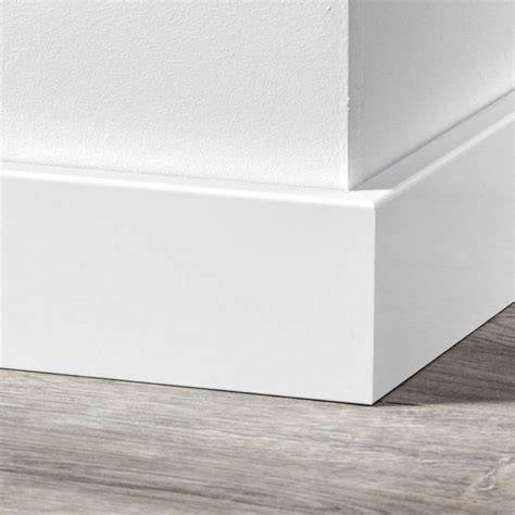 Foto: Voor- en na installatie van MDF Moderne plint 90x12 wit voorgelakt