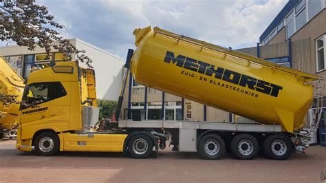 Foto: Blazen van chips in kruipruimte met blaaswagen