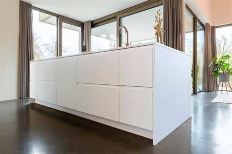 schoonmaak mat witte keukendeuren