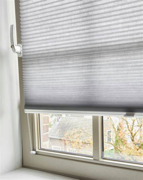 Foto: Voor- en na-isolatie met Duette® Shades binnen een voordeuromgeving