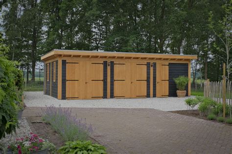 Foto: Voor- en achterzijde van schuur met plat dak en lessenaarsdak