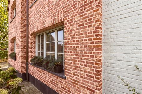 Collage van zijgevels met verschillende materialen en kleuren, van traditionele baksteen tot houten gevelbekleding.