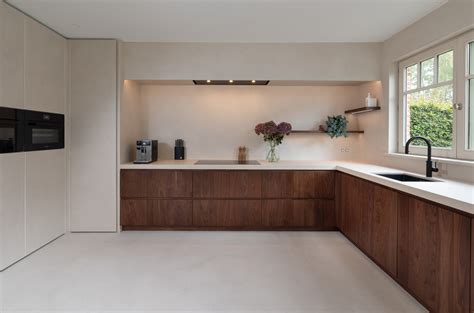 Afbeelding: Voorbeeld van een moderne keuken met houten blad en achterwand