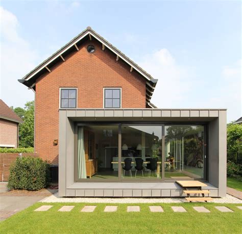 Foto: Voor- en na prefab aanbouw in jaren 50 woning