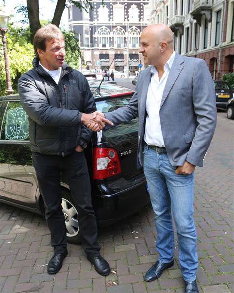 Foto van John van den Heuvel tijdens een televisiespecial