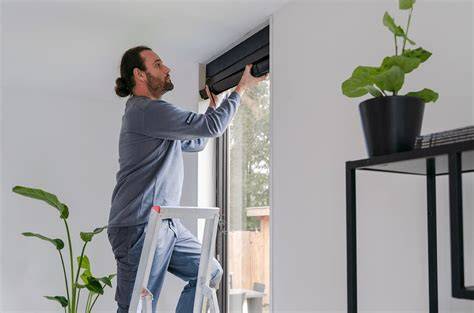 Infographic: stappenplan voor ophangen van een wandkast en hoekprofiel
