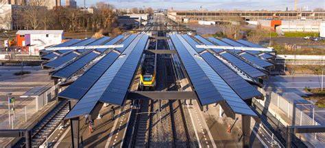 Infographic: Energieneutraal station Delft Campus met zonnepanelen dak, liften en tunnels