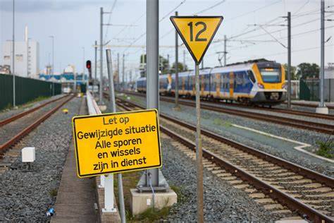 Diagram van Delft Campus met 4 sporen, liften en tunnel