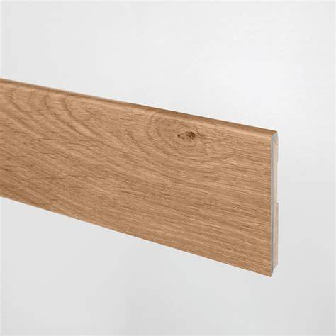 Infographic over MDF vs. massief hout plinten: voor- en nadelen, hoogte en montage