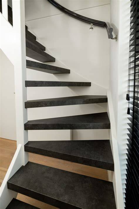 Zwarte stootborden foto: inspiratie voor een strakke traprenovatie