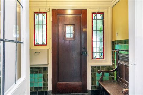 Afbeelding van een jaren 30 voordeur met glas-in-lood en paneelwerk