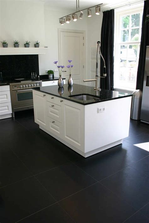 Afbeelding: Absolute Black Leather Finish in een moderne keuken