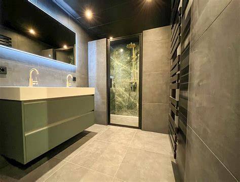 Gouden accenten en groene marmerlook tegels in Elst, Arnhemse showroom