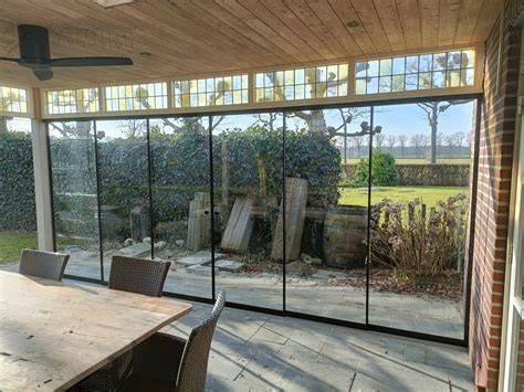 Illustrazione van verschillende wandtypes: glaswanden, lamellen enScreens