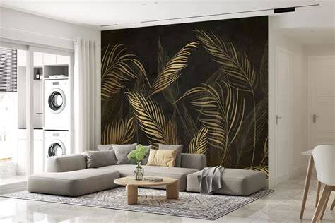 Foto van goudachtig palmbladeren behang in een modern woonkamer