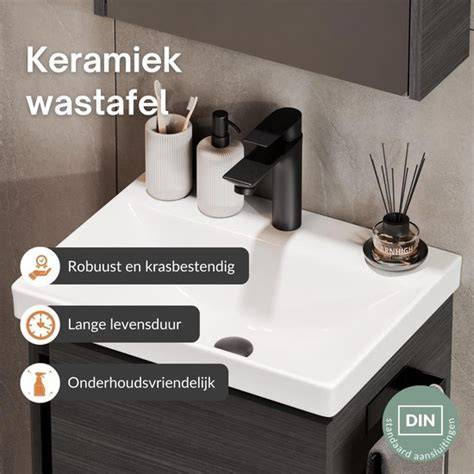 Infographic over ruimtebesparende elementen voor kleine badkamers