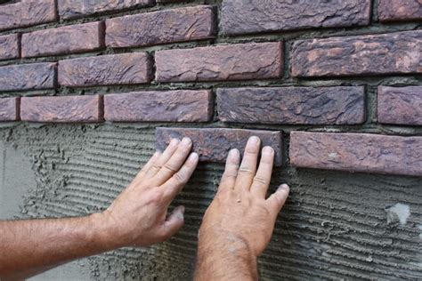 Voor-en-na foto van gereinigde steenstrips met donkere voegen