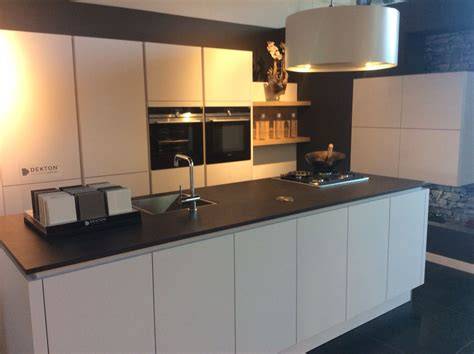 moderne greeploze mat witte keuken met zwart blad