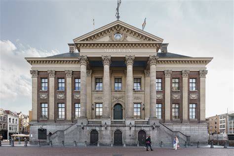 Foto: neoclassicistisch stadhuis op de Grote Markt en het omliggende historische centrum.