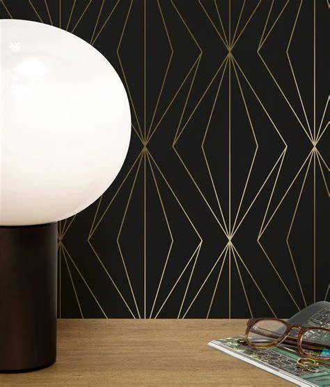 Industriële vliesbehang met geometrische lijnen en kabelaccenten