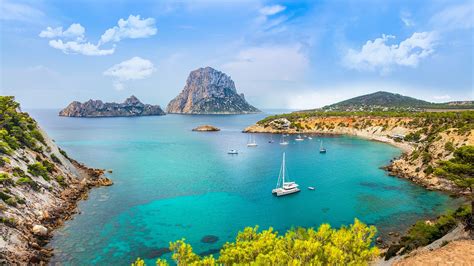 Infographic van luxe villa- en appartementenaanbod langs de Ibiza kust en Noordzee