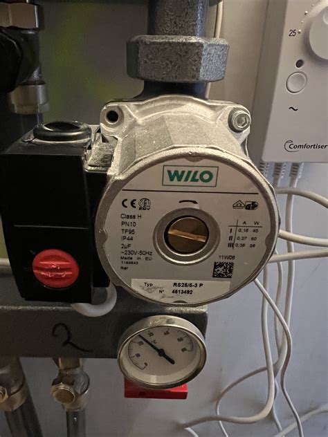 Grafische samenvatting: hoe een vloerverwarmingspomp werkt en waar resonantie kan ontstaan