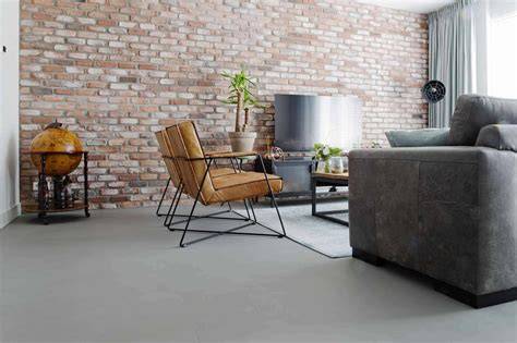 Foto: mix van tekstuur en materialen in een betonlook woonkamer
