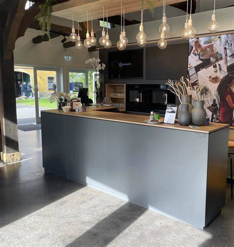 Detailfoto interieur postkantoor met balies en telefooncel