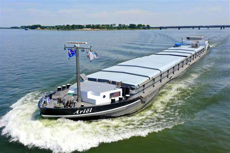 Foto van Het Schip met driehoekige platte vorm en toren