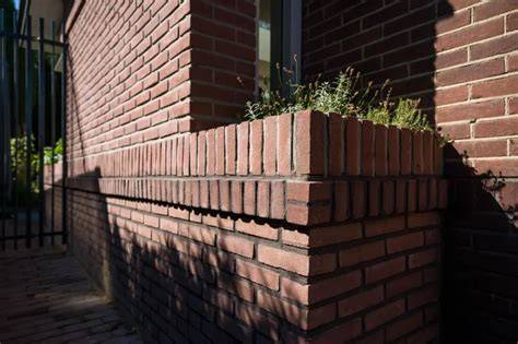 Voorbeeld van golvend metselwerk en detaillering in baksteen