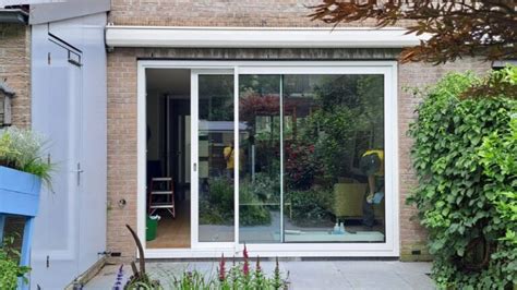 Illustratie van een slanke aluminium schuifpui met grote glaspartijen.