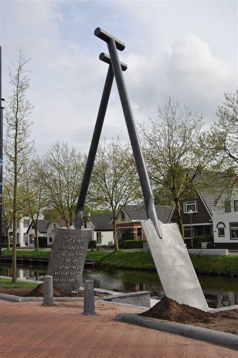 Afbeelding van het betonnen beeld Stadspaden als toegangspoort tot Stadskanaal