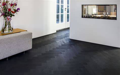 Donkere hal met houten vloer en visgraatpatroon als inspirerend beeld